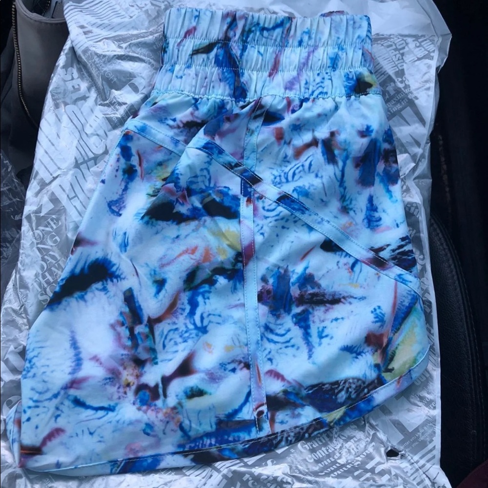 Lululemon Tracker Short V “4”